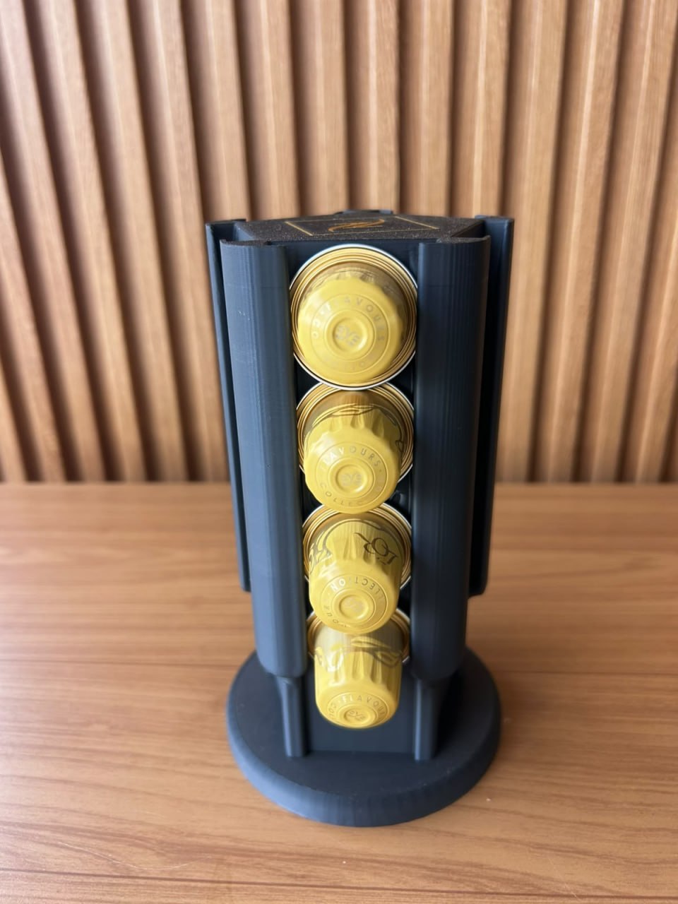 Porta cápsulas Dolce Gusto amarelo real feito pela Domvex