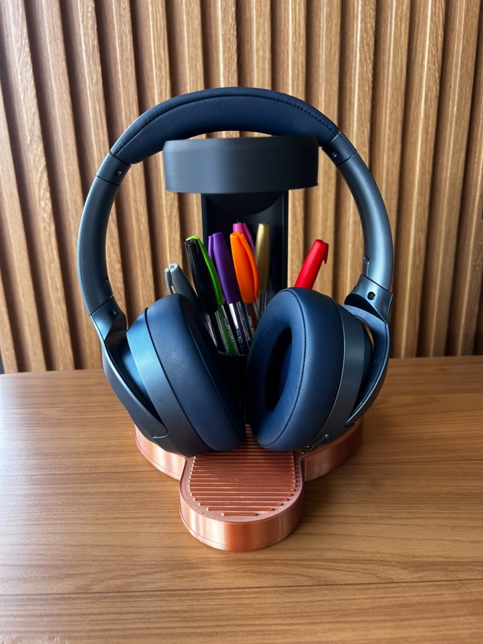 Suporte de headset com organizador de canetas