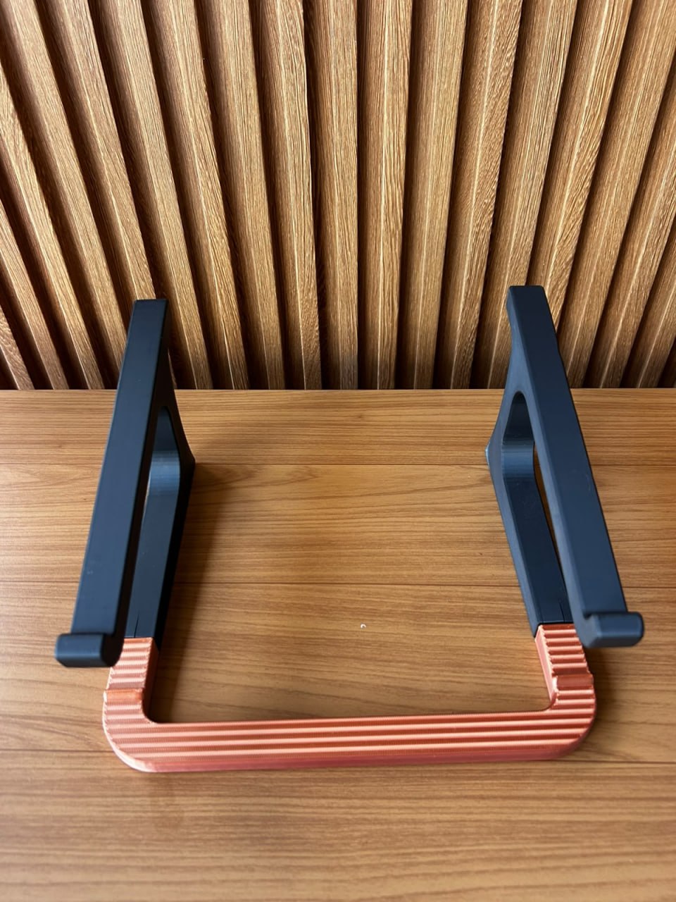 Suporte para notebook ou tablet em preto e cobre